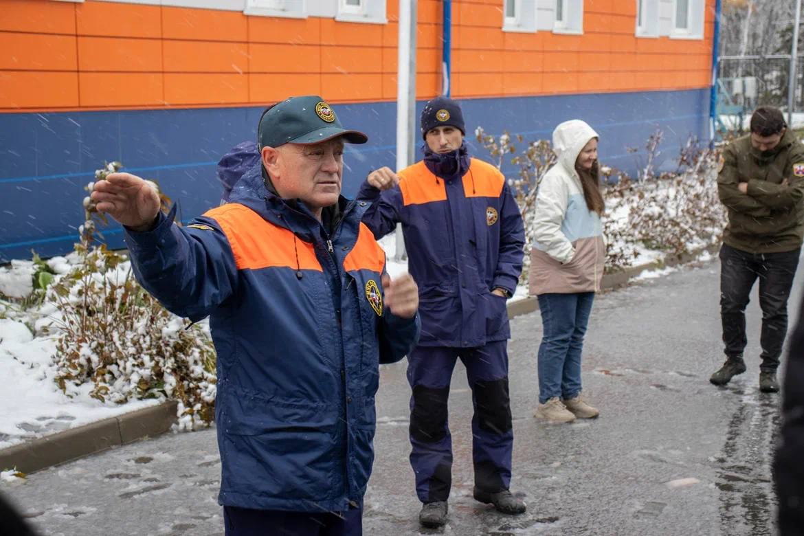 Спасатели провели увлекательную экскурсию для участников форума Красного Креста Спасатели провели увлекательную экскурсию для участников форума Красного Креста