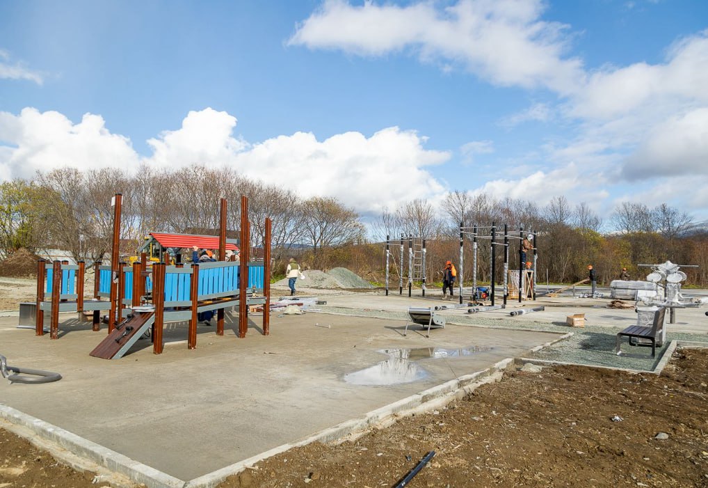 В Луговом строят универсальную спортивную площадку по просьбе жителей В Луговом строят универсальную спортивную площадку по просьбе жителей