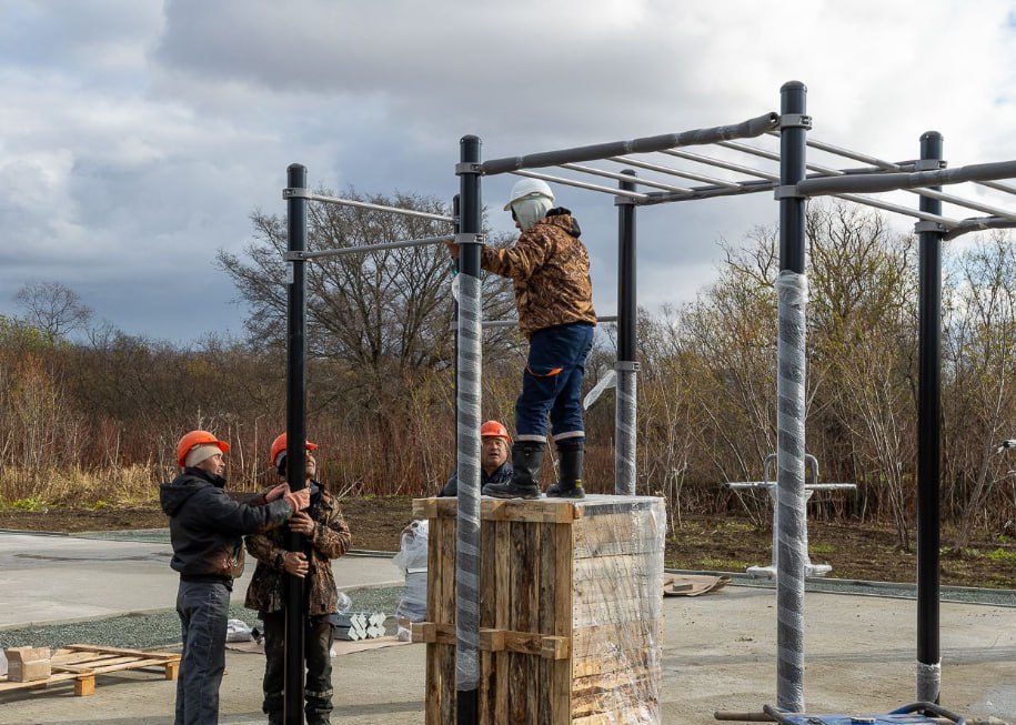 В Луговом строят универсальную спортивную площадку по просьбе жителей