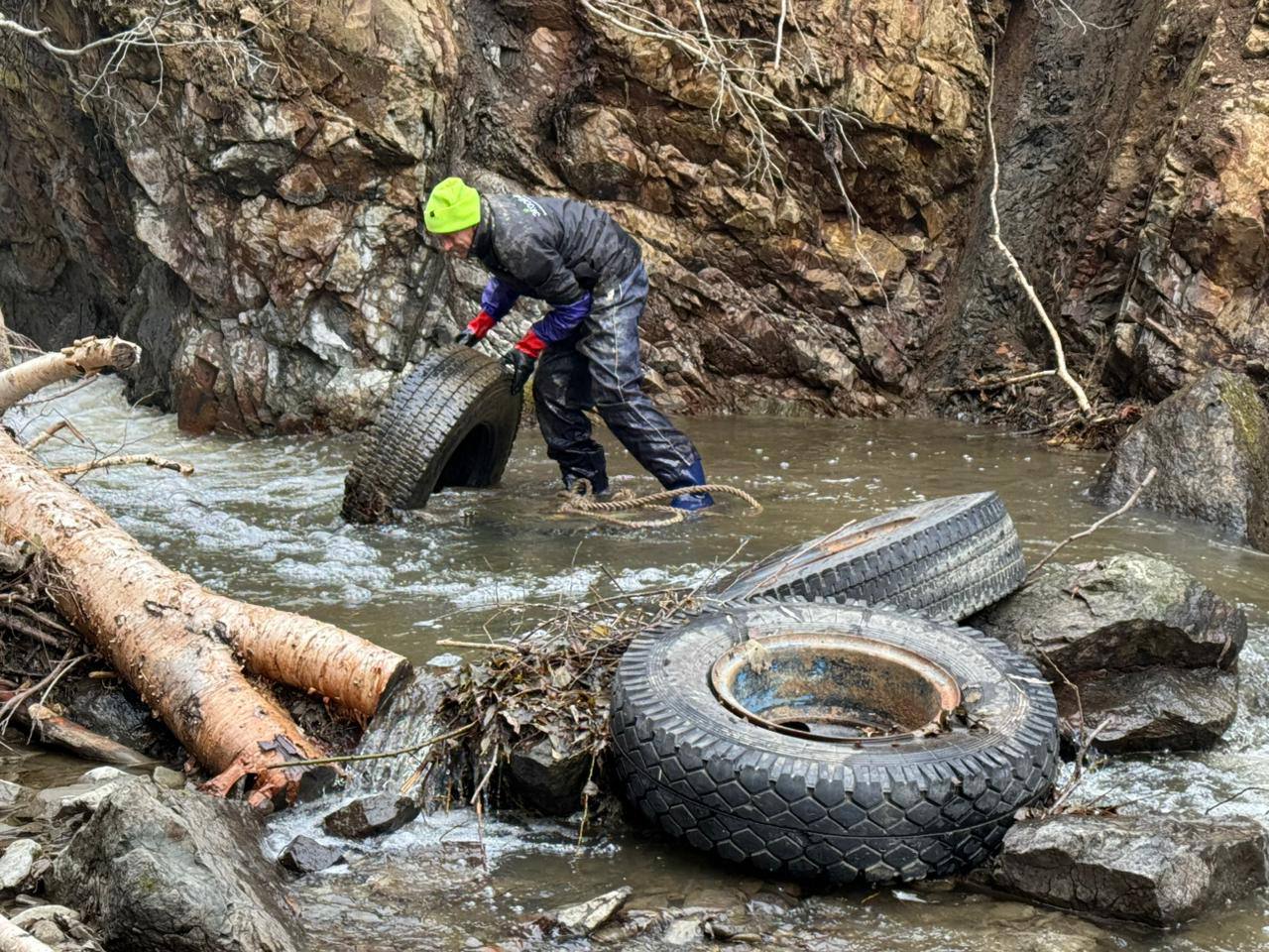 Несанкционированную свалку из автомобильных покрышек от большегрузов ликвидировали на Сахалине Несанкционированную свалку из автомобильных покрышек от большегрузов ликвидировали на Сахалине