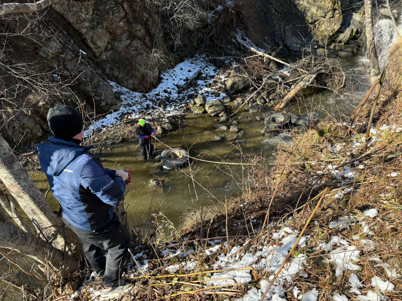 Несанкционированную свалку из автомобильных покрышек от большегрузов ликвидировали на Сахалине Несанкционированную свалку из автомобильных покрышек от большегрузов ликвидировали на Сахалине