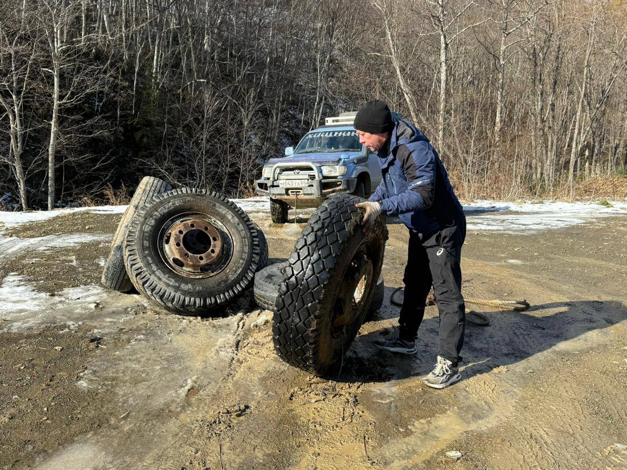 Несанкционированную свалку из автомобильных покрышек от большегрузов ликвидировали на Сахалине Несанкционированную свалку из автомобильных покрышек от большегрузов ликвидировали на Сахалине