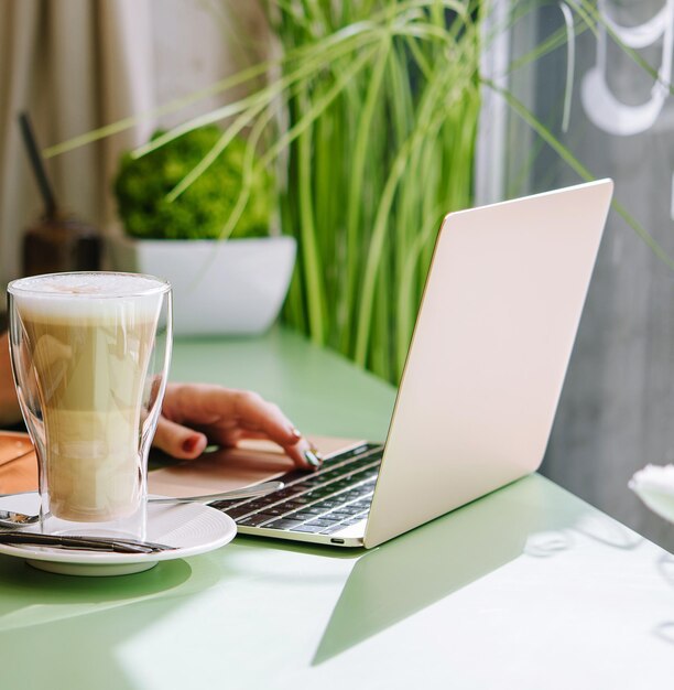 В Южно-Сахалинске полицейские установили подозреваемого в краже ноутбука из уличного кафе