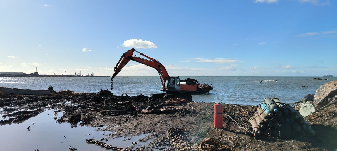 Последний из запланированных на этот год пяти объектов вынимает сегодня из воды компания-подрядчик в Корсакове Последний из запланированных на этот год пяти объектов вынимает сегодня из воды компания-подрядчик в Корсакове