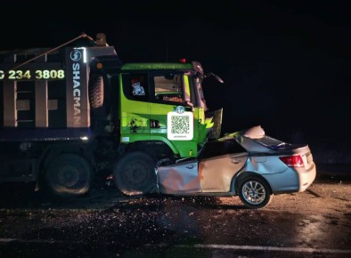 Водитель Toyota Allion выехал на встречку и столкнулся с грузовиком Shacman на трассе Невельск — Томари