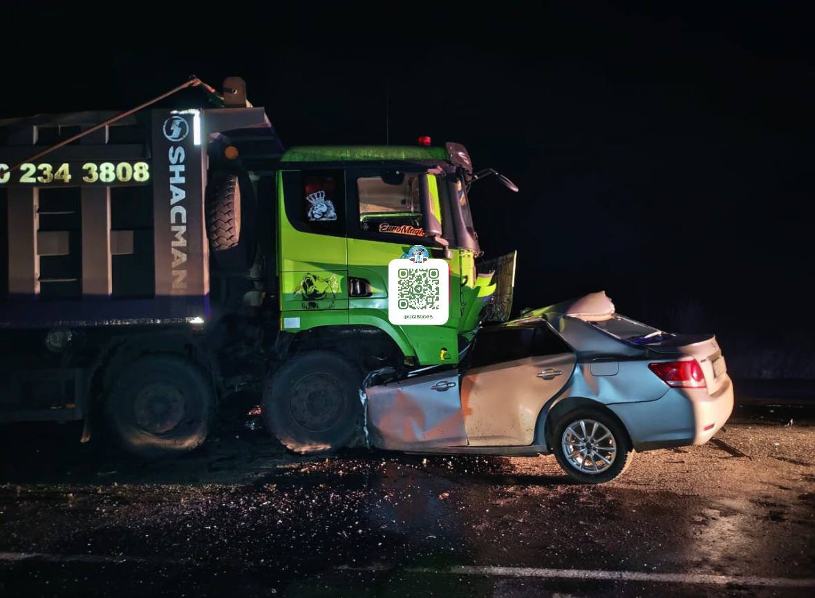 Водитель Toyota Allion выехал на встречку и столкнулся с грузовиком Shacman на трассе Невельск — Томари