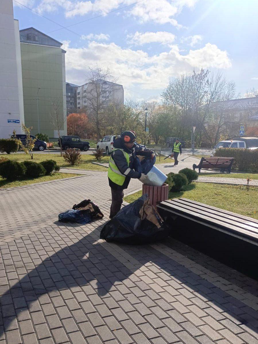 Наводим красоту в городе!. На этой неделе наши коммунальные службы продолжают трудиться над уютом города в преддверии морозов: Убирают сезонные цветы Наводим красоту в городе!. На этой неделе наши коммунальные службы продолжают трудиться над уютом города в преддверии морозов: Убирают сезонные цветы