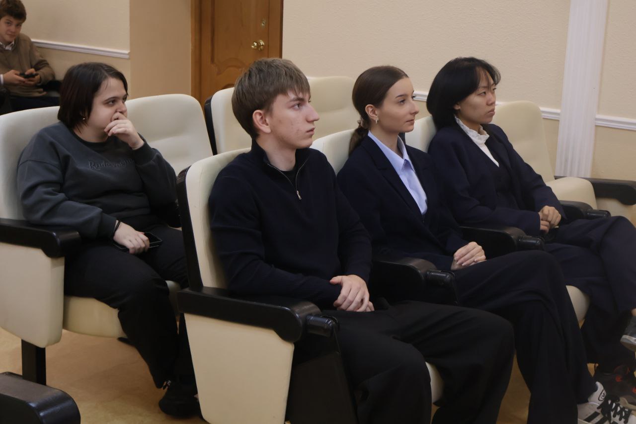 На минувшей неделе прокуратуру Сахалинской области посетили школьники проекта «Вселенная возможностей» Фонда поддержки детей и молодежи «Новое поколение» На минувшей неделе прокуратуру Сахалинской области посетили школьники проекта «Вселенная возможностей» Фонда поддержки детей и молодежи «Новое поколение»