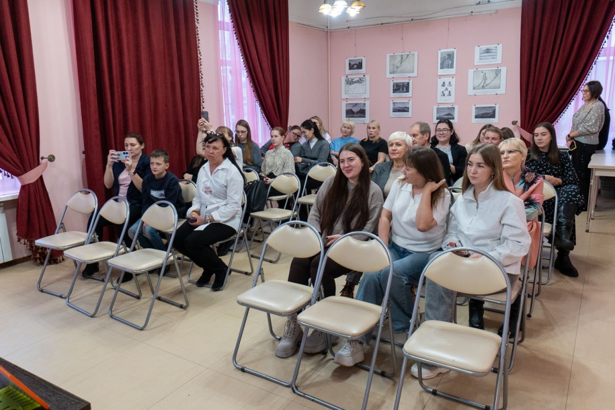 Дмитрий Шульман презентовал свою книгу в Южно-Сахалинске Дмитрий Шульман презентовал свою книгу в Южно-Сахалинске