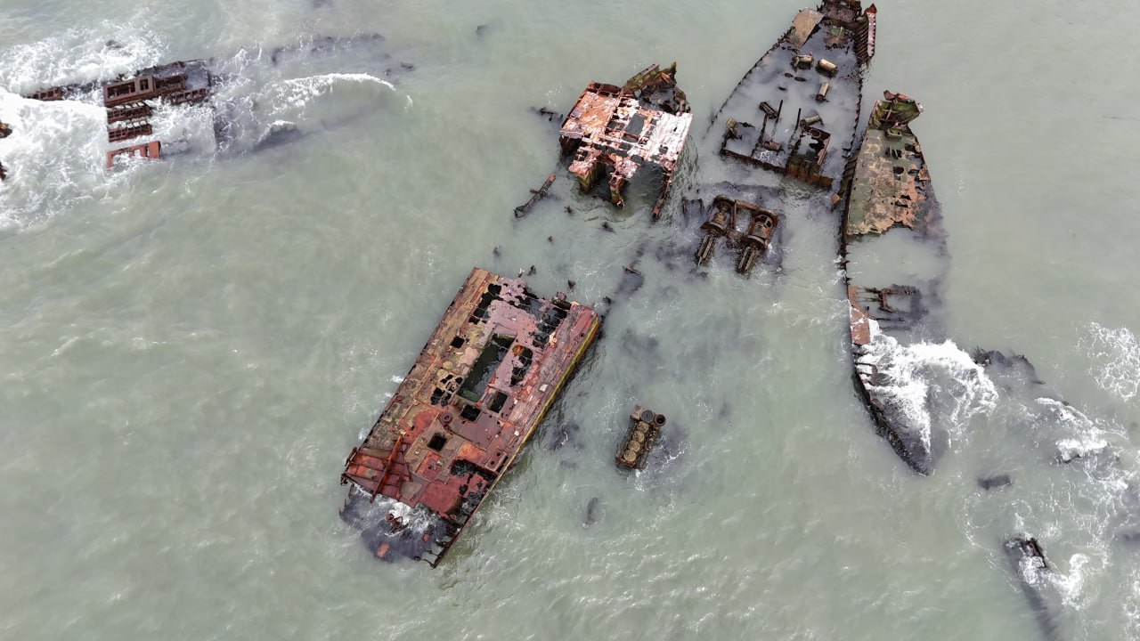 Последний из запланированных на этот год пяти объектов вынимает сегодня из воды компания-подрядчик в Корсакове Последний из запланированных на этот год пяти объектов вынимает сегодня из воды компания-подрядчик в Корсакове