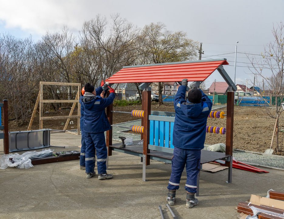 В Луговом строят универсальную спортивную площадку по просьбе жителей В Луговом строят универсальную спортивную площадку по просьбе жителей