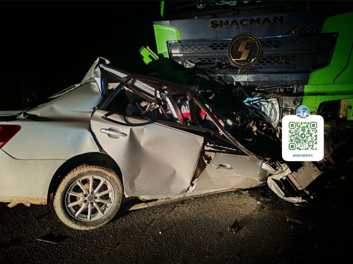 Водитель Toyota Allion выехал на встречку и столкнулся с грузовиком Shacman на трассе Невельск — Томари Водитель Toyota Allion выехал на встречку и столкнулся с грузовиком Shacman на трассе Невельск — Томари