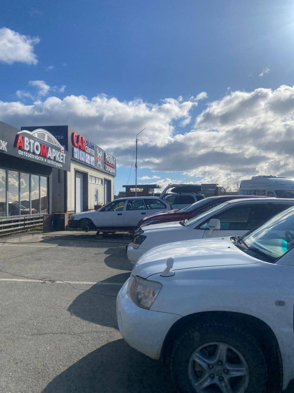 На станциях техобслуживания на юге Сахалина сегодня ажиотаж - островитяне массово приехали к специалистам на замену автомобильной резины