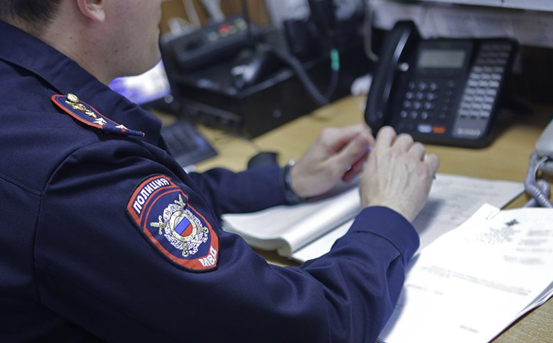 В дежурную часть ОМВД России «Томаринский» поступило заявление от 36-летнего местного жителя о том, что у него был похищен сотовый телефон и банковская карта