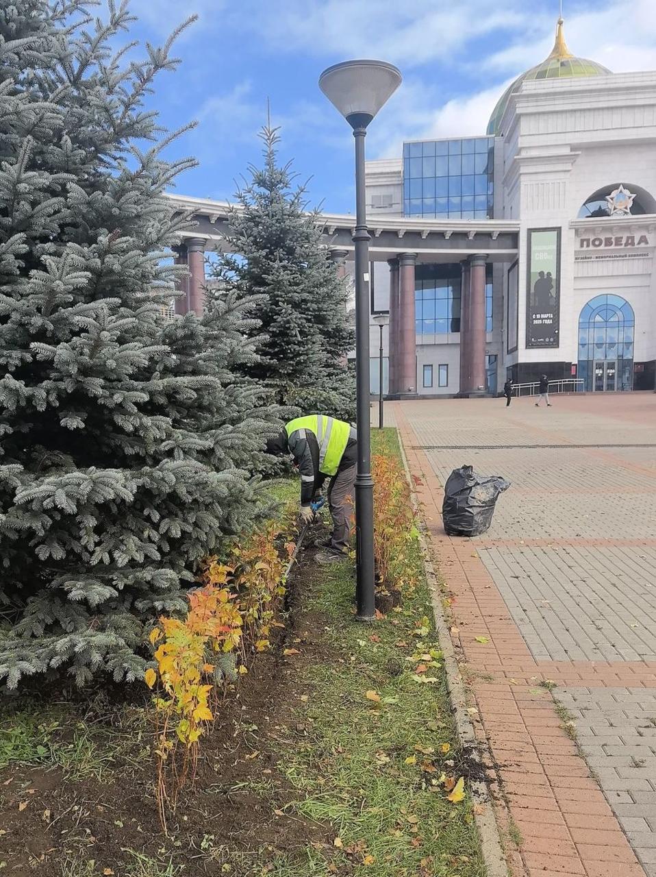 Наводим красоту в городе!. На этой неделе наши коммунальные службы продолжают трудиться над уютом города в преддверии морозов: Убирают сезонные цветы