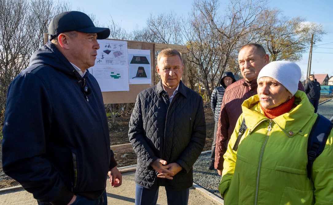 В Луговом строят универсальную спортивную площадку по просьбе жителей В Луговом строят универсальную спортивную площадку по просьбе жителей