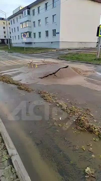 "Грязевой вулкан" у торгового центра напугал жителей Долинска