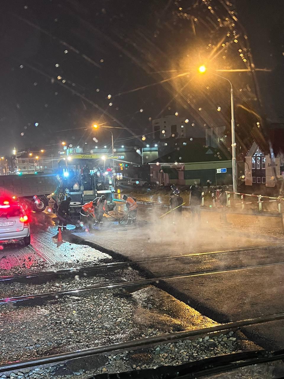 Асфальтировали до темноты участок железнодорожного переезда на улице Сахалинской областного центра Асфальтировали до темноты участок железнодорожного переезда на улице Сахалинской областного центра