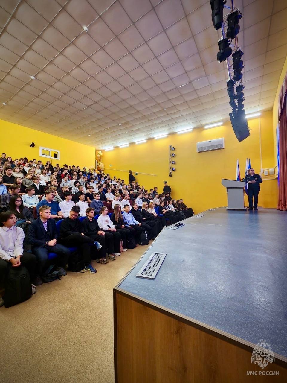 Сотрудники МЧС России рассказали будущим выпускникам о ведомственных вузах Сотрудники МЧС России рассказали будущим выпускникам о ведомственных вузах