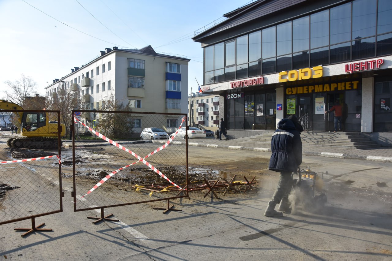 "Грязевой вулкан" у торгового центра напугал жителей Долинска "Грязевой вулкан" у торгового центра напугал жителей Долинска