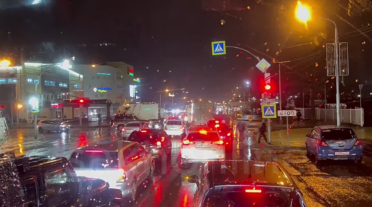 Асфальтировали до темноты участок железнодорожного переезда на улице Сахалинской областного центра