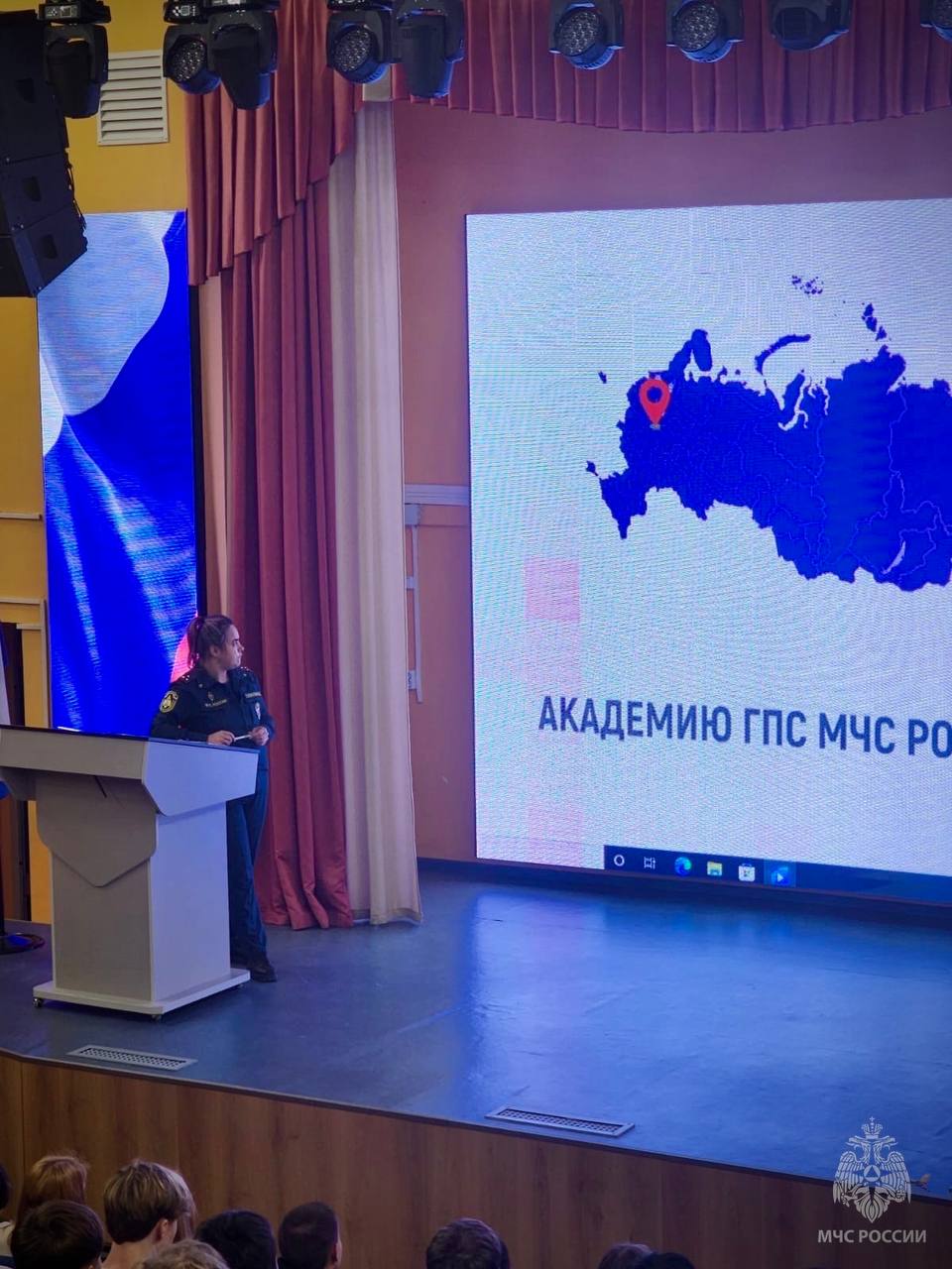 Сотрудники МЧС России рассказали будущим выпускникам о ведомственных вузах Сотрудники МЧС России рассказали будущим выпускникам о ведомственных вузах