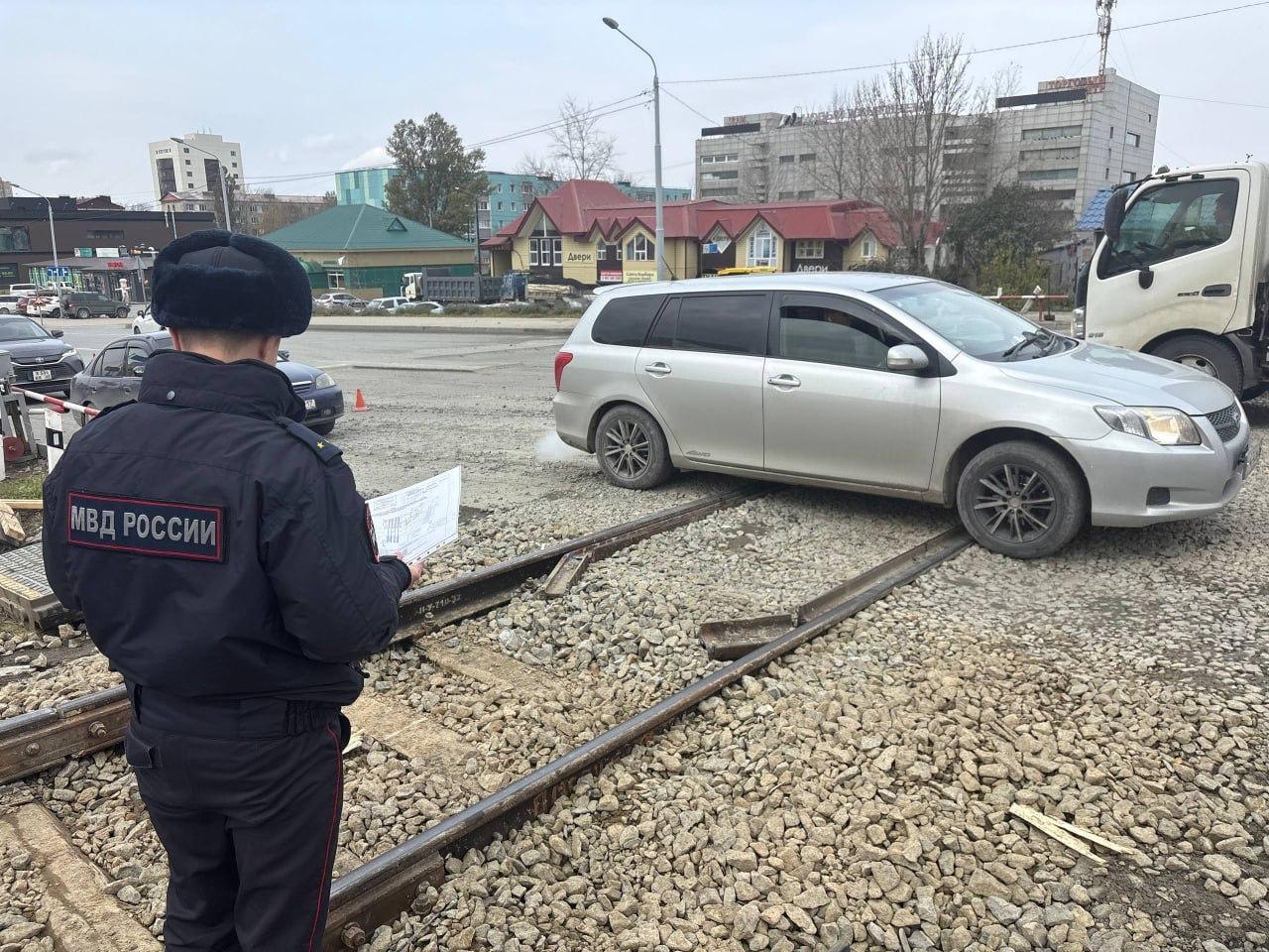 Асфальтировали до темноты участок железнодорожного переезда на улице Сахалинской областного центра Асфальтировали до темноты участок железнодорожного переезда на улице Сахалинской областного центра