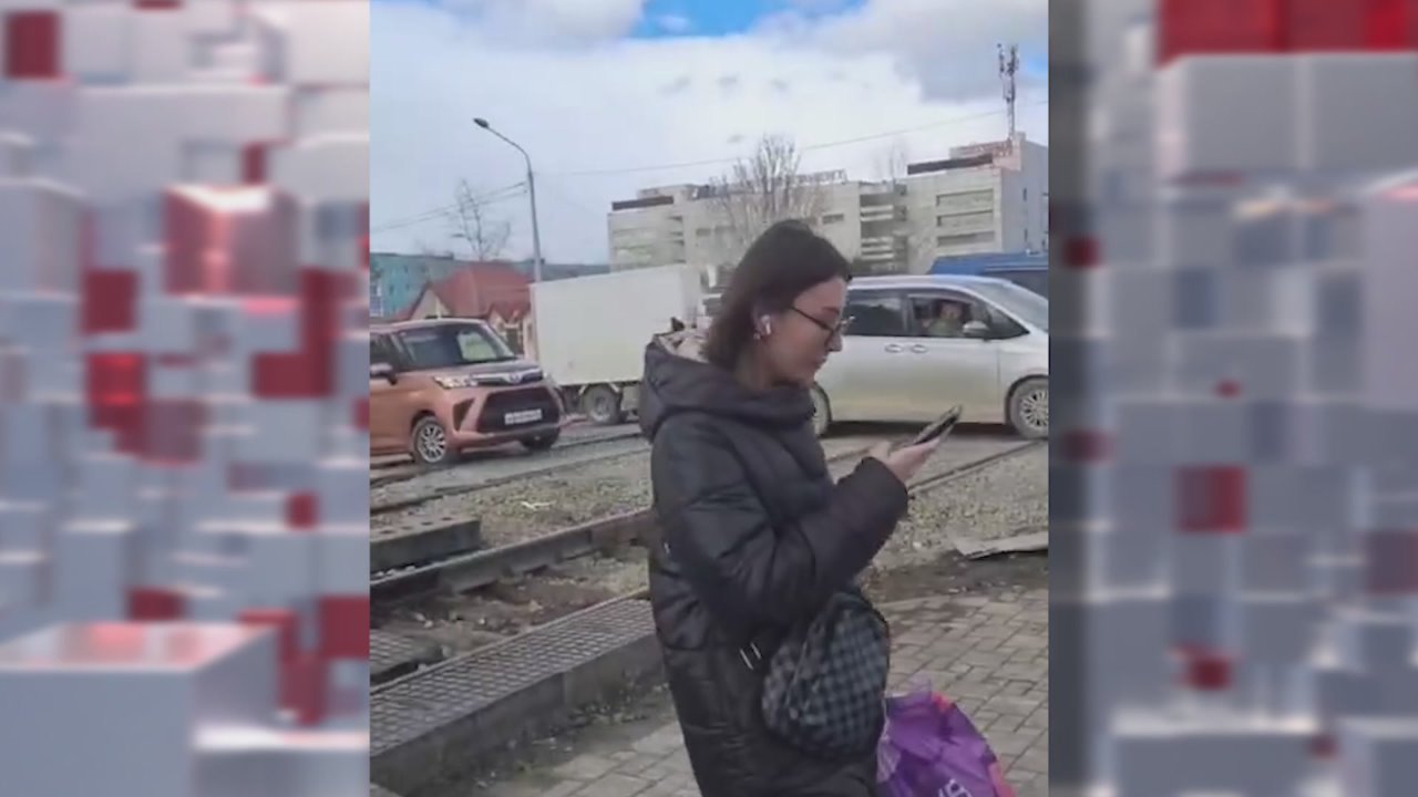 В областной столице приступили к асфальтированию железнодорожного перекрытия на улице Сахалинской