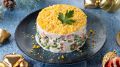 Этот слоеный салат из СССР забыли незаслуженно: в разы вкуснее «Мимозы»