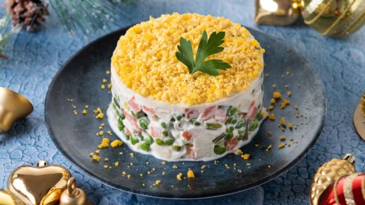 Этот слоеный салат из СССР забыли незаслуженно: в разы вкуснее «Мимозы»