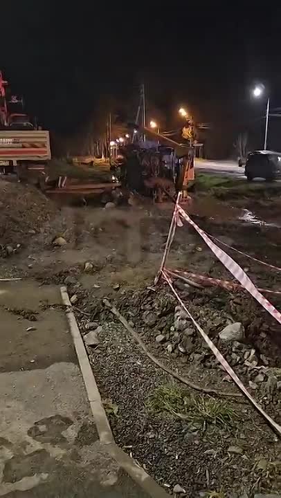 Тянули газопровод, пробили водопровод: в Долинске без воды остались три дома