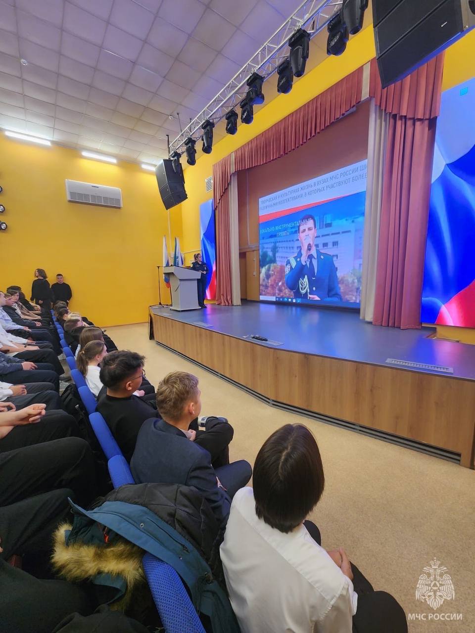 Сотрудники МЧС России рассказали будущим выпускникам о ведомственных вузах Сотрудники МЧС России рассказали будущим выпускникам о ведомственных вузах