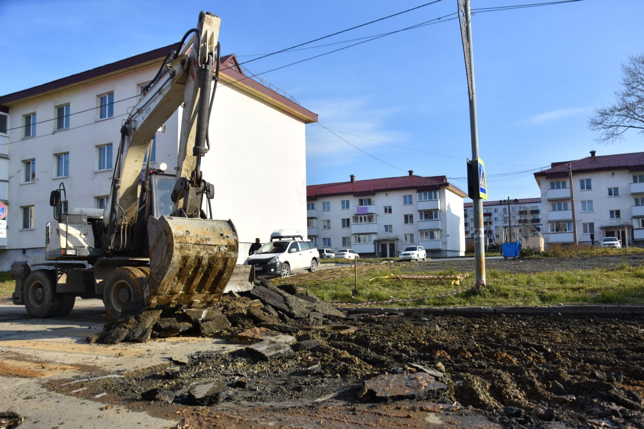 "Грязевой вулкан" у торгового центра напугал жителей Долинска "Грязевой вулкан" у торгового центра напугал жителей Долинска