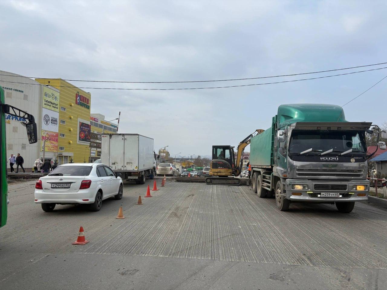 Асфальтировали до темноты участок железнодорожного переезда на улице Сахалинской областного центра Асфальтировали до темноты участок железнодорожного переезда на улице Сахалинской областного центра