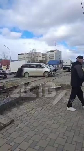 Автомобилисты с большим трудом прорываются через ж/д переезд в Южно-Сахалинске
