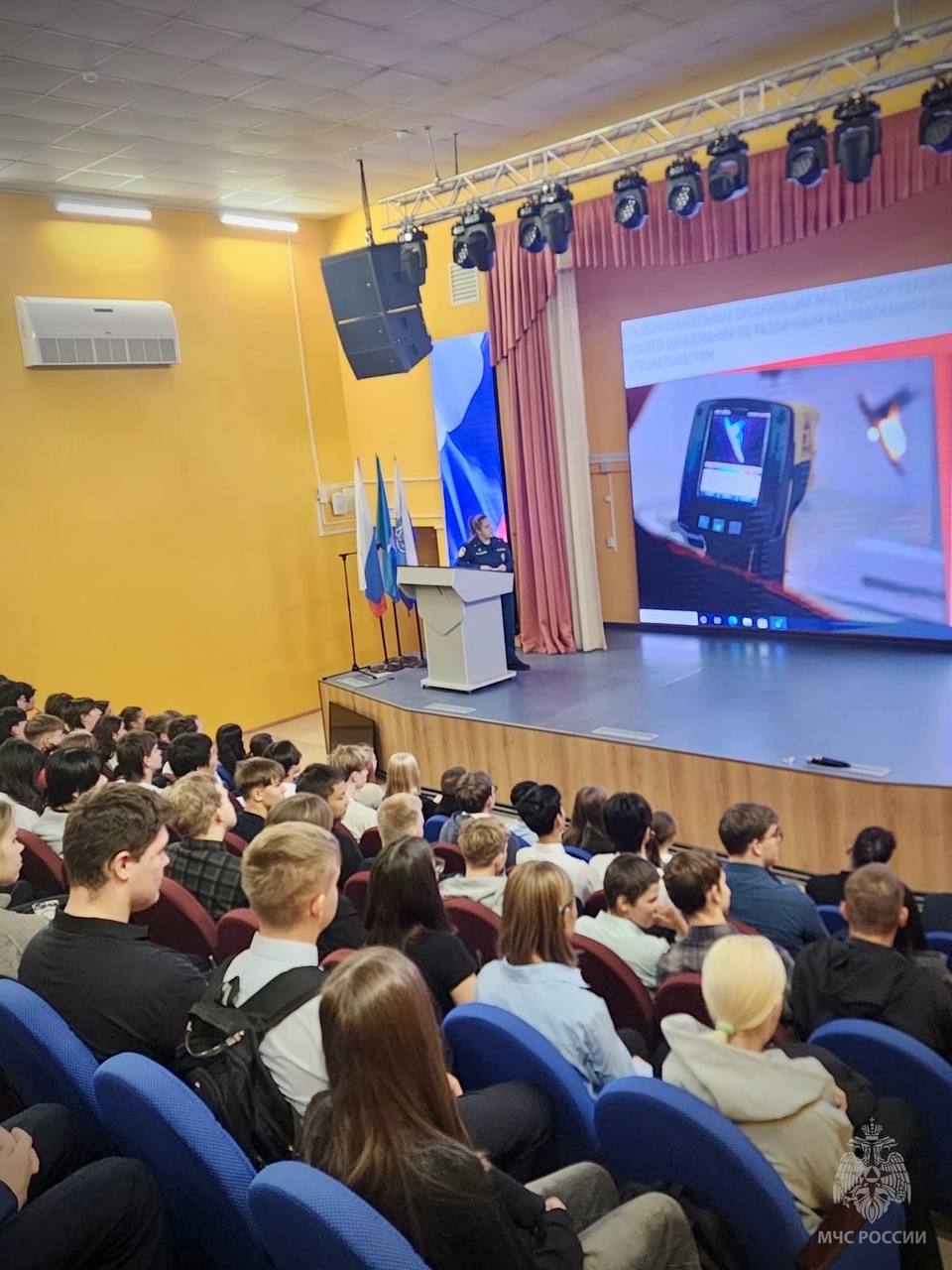 Сотрудники МЧС России рассказали будущим выпускникам о ведомственных вузах Сотрудники МЧС России рассказали будущим выпускникам о ведомственных вузах