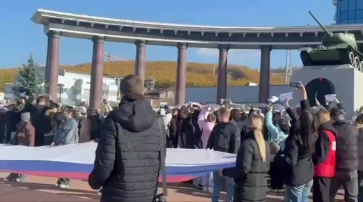 Восьмиметровый российский триколор развернули на площади Победы в Южно-Сахалинске