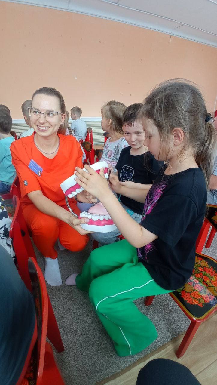 Челюсти привезли корсаковским дошкольникам: стоматологи учили их ухаживать за зубами Челюсти привезли корсаковским дошкольникам: стоматологи учили их ухаживать за зубами