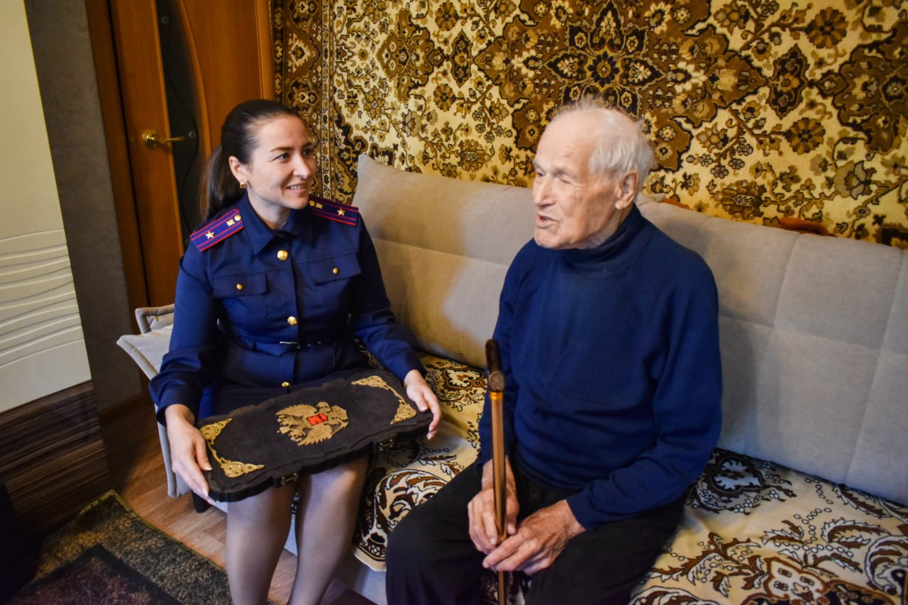 Заместитель руководителя следственного управления СК России по Сахалинской области М.А. Беган поздравил ветерана Великой Отечественной войны Гаврилова В.В. с 99- летним юбилеем Заместитель руководителя следственного управления СК России по Сахалинской области М.А. Беган поздравил ветерана Великой Отечественной войны Гаврилова В.В. с 99- летним юбилеем