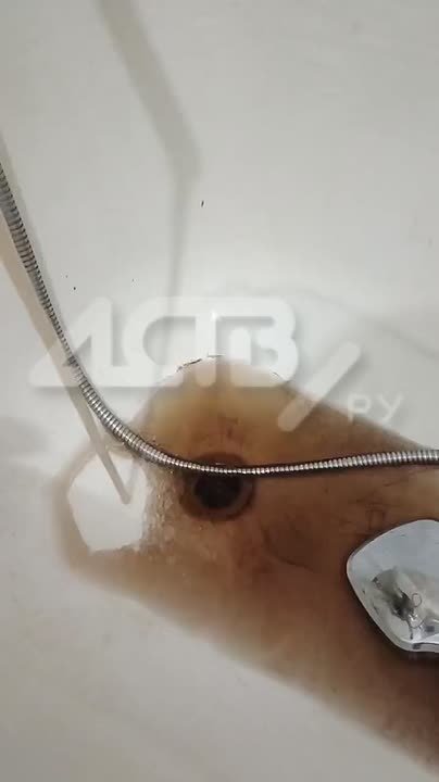 Жители Долинска массово жалуются на качество воды после ремонта сетей