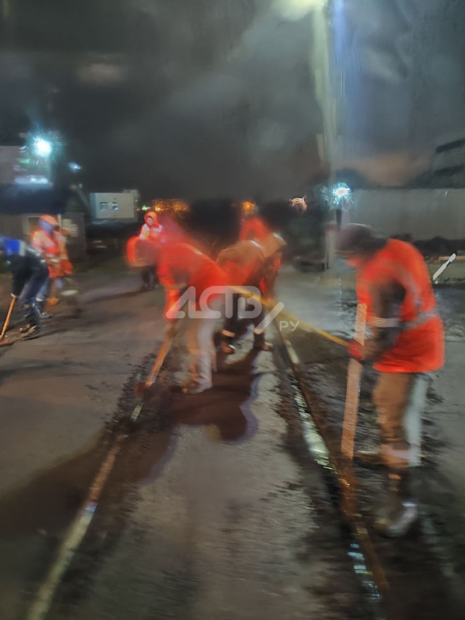 Ремонт ж/д переезда заставил пассажиров автобуса в Южно-Сахалинске постоять 3 часа Ремонт ж/д переезда заставил пассажиров автобуса в Южно-Сахалинске постоять 3 часа