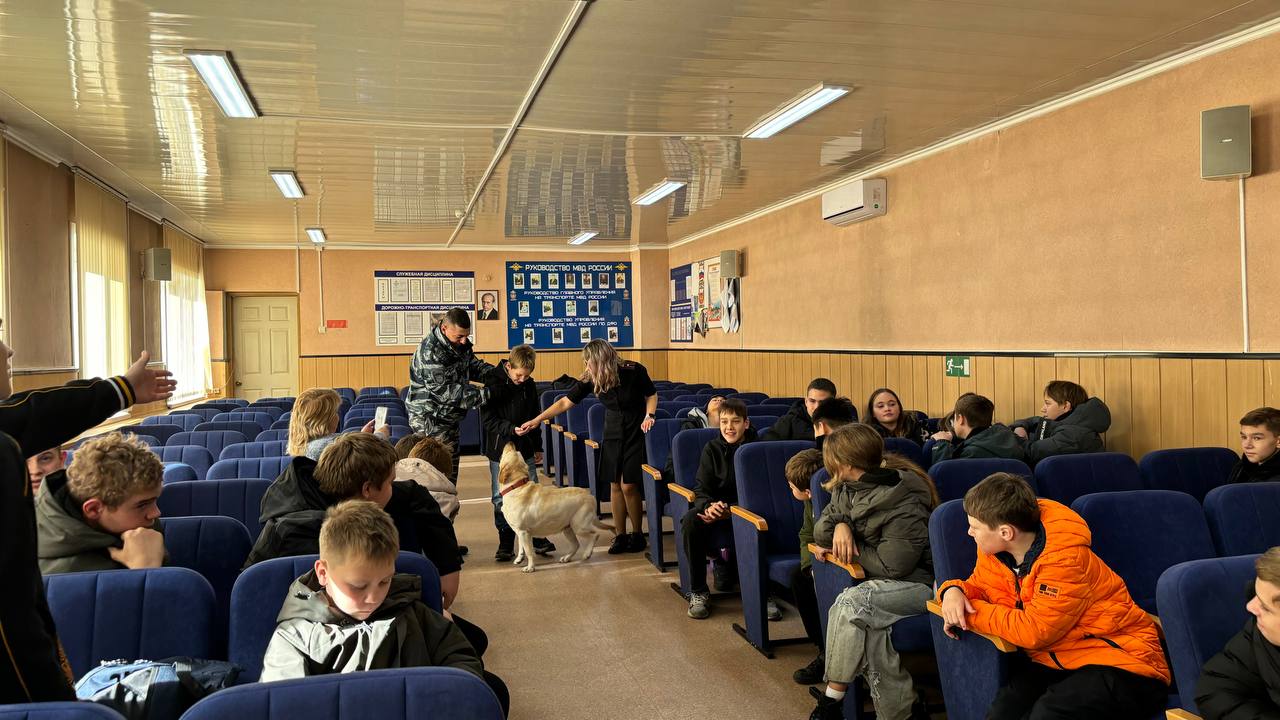 Сахалинские транспортные полицейские провели для детей экскурсию в линейном отделе Сахалинские транспортные полицейские провели для детей экскурсию в линейном отделе