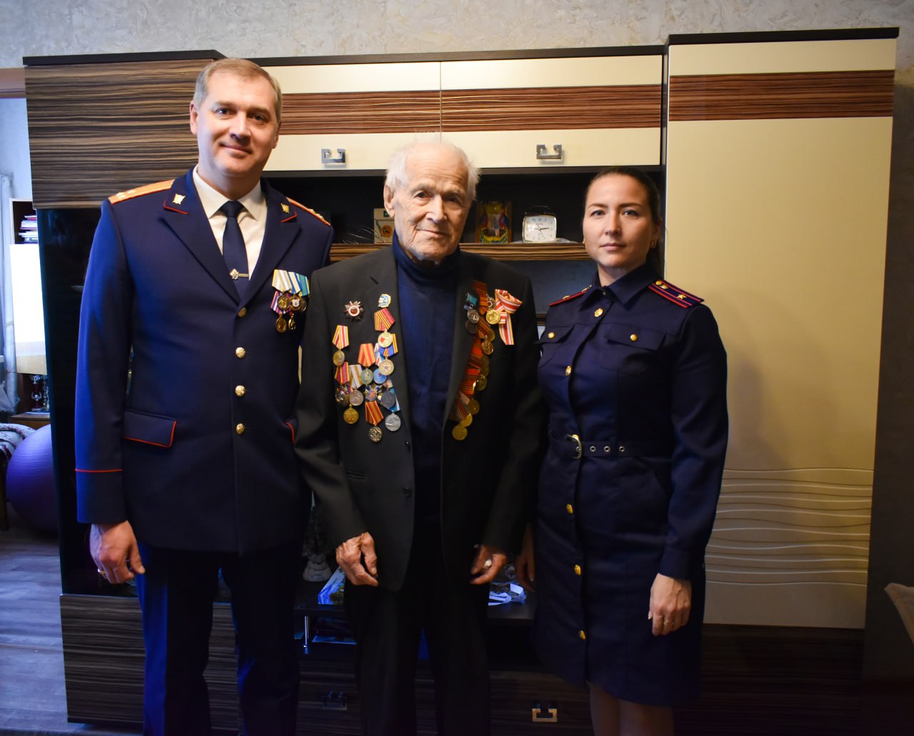 Заместитель руководителя следственного управления СК России по Сахалинской области М.А. Беган поздравил ветерана Великой Отечественной войны Гаврилова В.В. с 99- летним юбилеем Заместитель руководителя следственного управления СК России по Сахалинской области М.А. Беган поздравил ветерана Великой Отечественной войны Гаврилова В.В. с 99- летним юбилеем