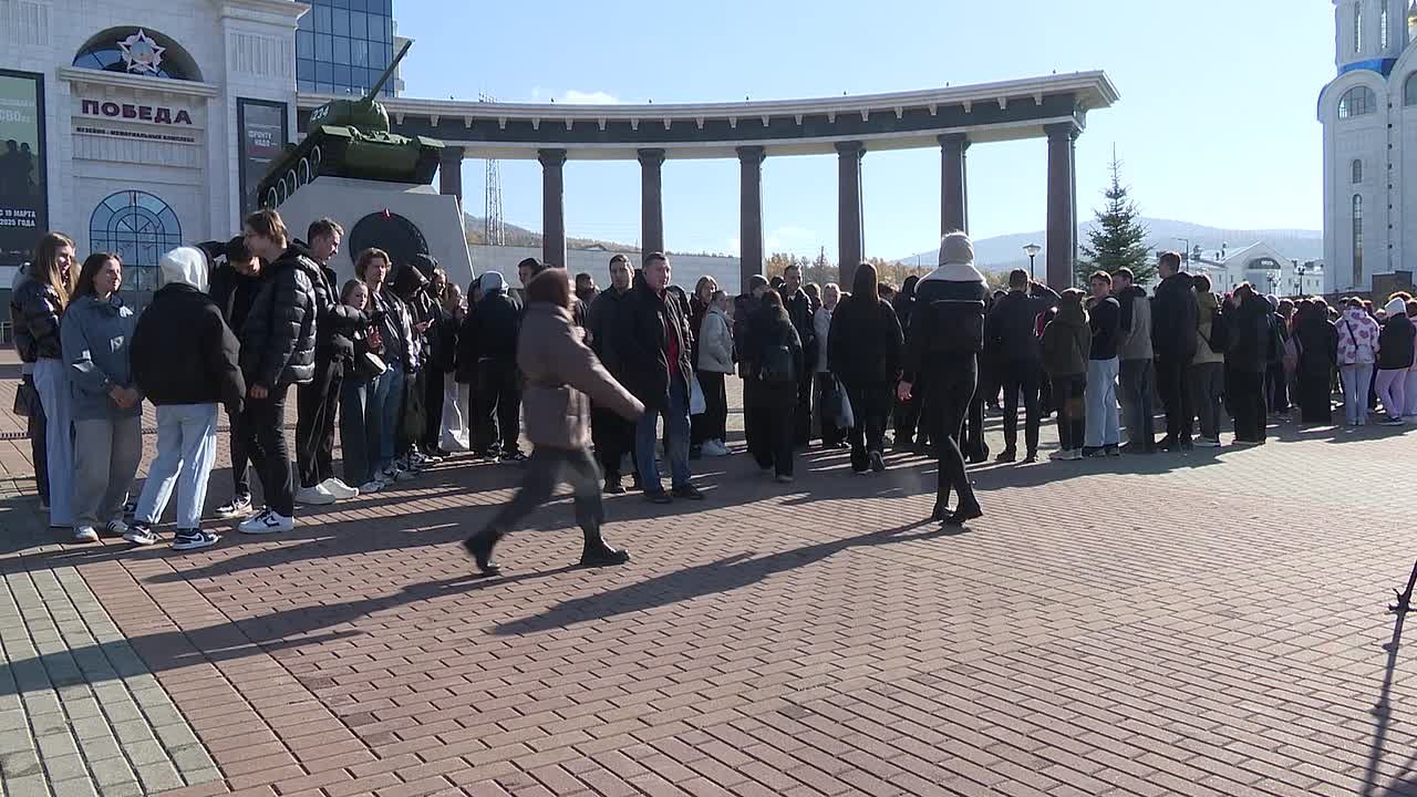 В преддверии Дня народного единства сахалинская молодежь провела патриотическую акцию около музейно-мемориального комплекса «Победа»