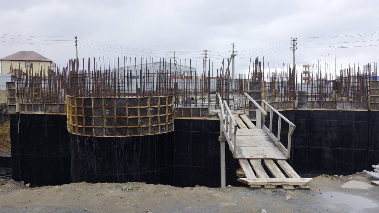 В Курильске завершается возведение цокольного этажа храма Святых Апостолов Петра и Павла