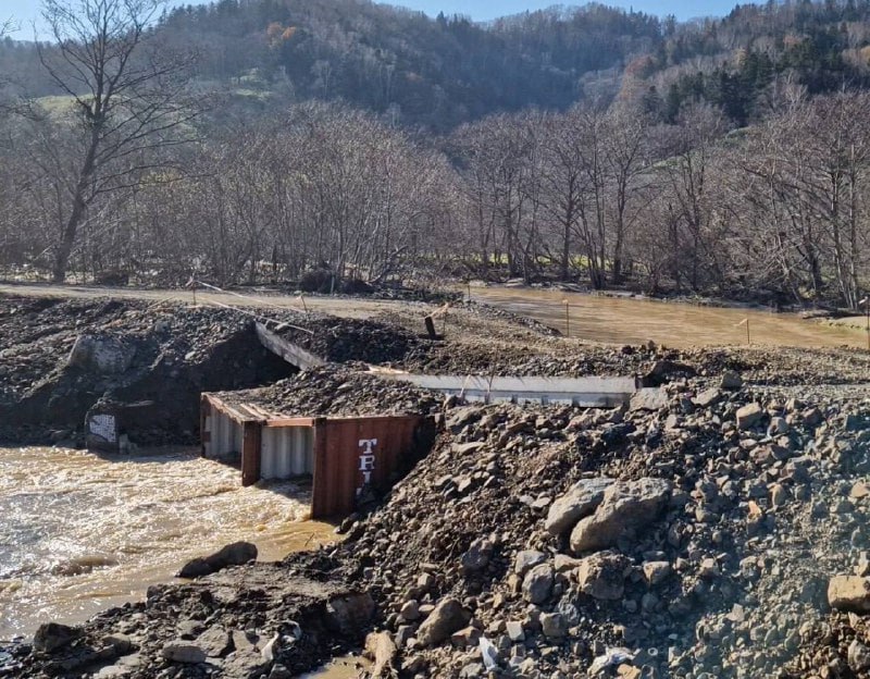 Переправа через реку Казачку повреждена из-за циклона в Невельском районе Переправа через реку Казачку повреждена из-за циклона в Невельском районе