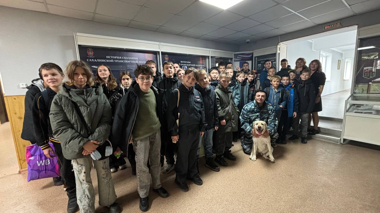 Сахалинские транспортные полицейские провели для детей экскурсию в линейном отделе