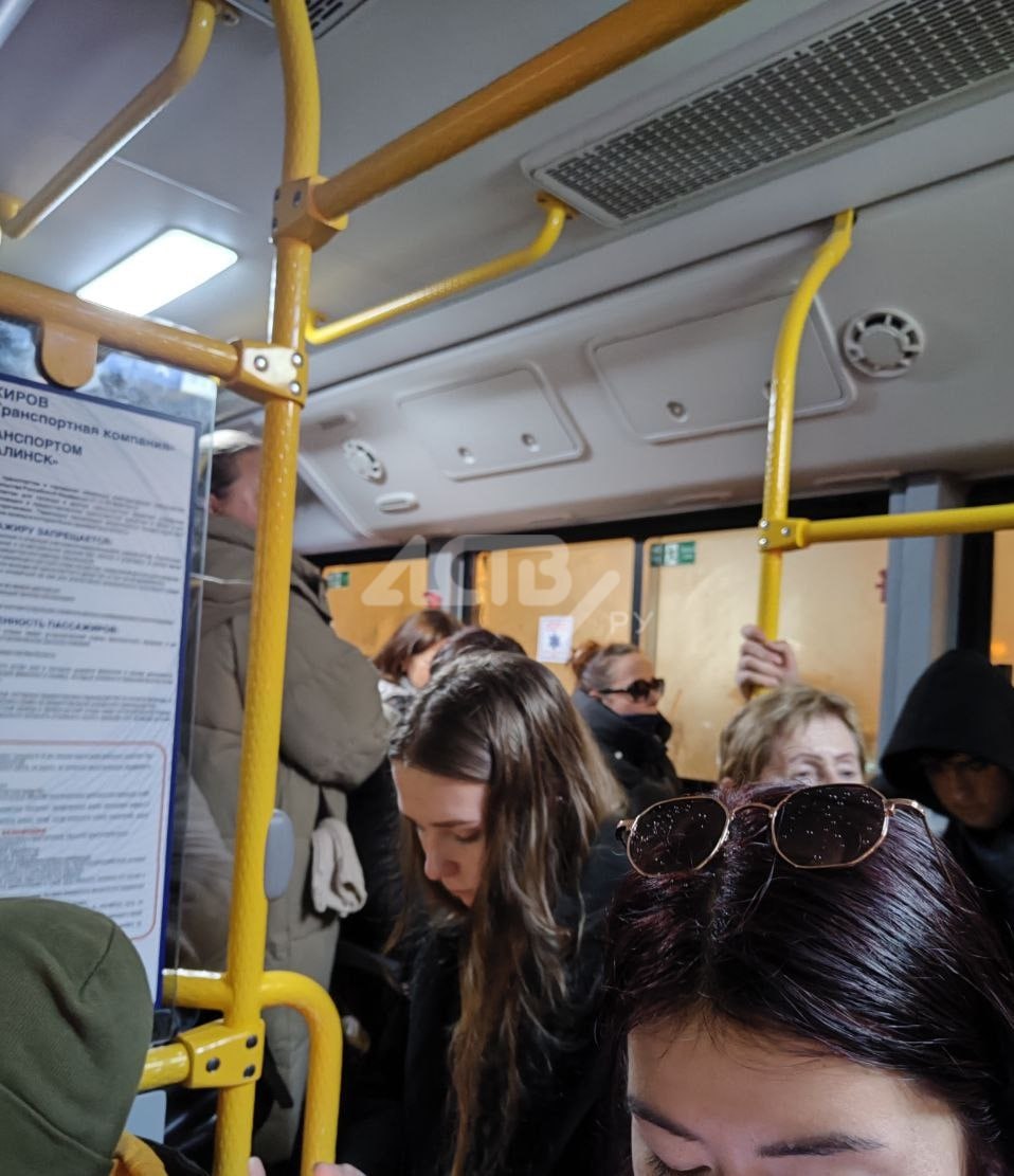 Ремонт ж/д переезда заставил пассажиров автобуса в Южно-Сахалинске постоять 3 часа Ремонт ж/д переезда заставил пассажиров автобуса в Южно-Сахалинске постоять 3 часа