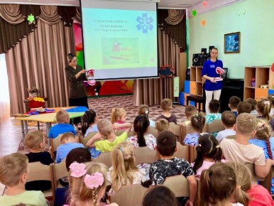 Челюсти привезли корсаковским дошкольникам: стоматологи учили их ухаживать за зубами