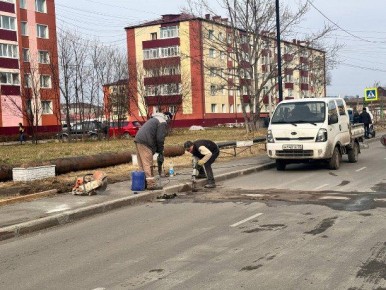 В Поронайске перед началом зимы устраняют дорожные дефекты